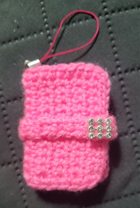 Продам брелки вязанные.