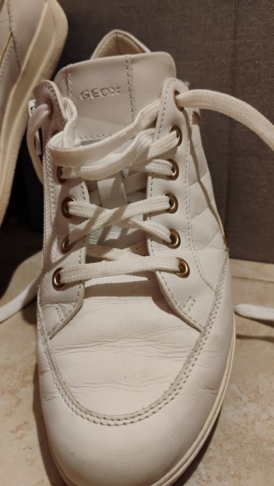 Нови дамски спортни обувки