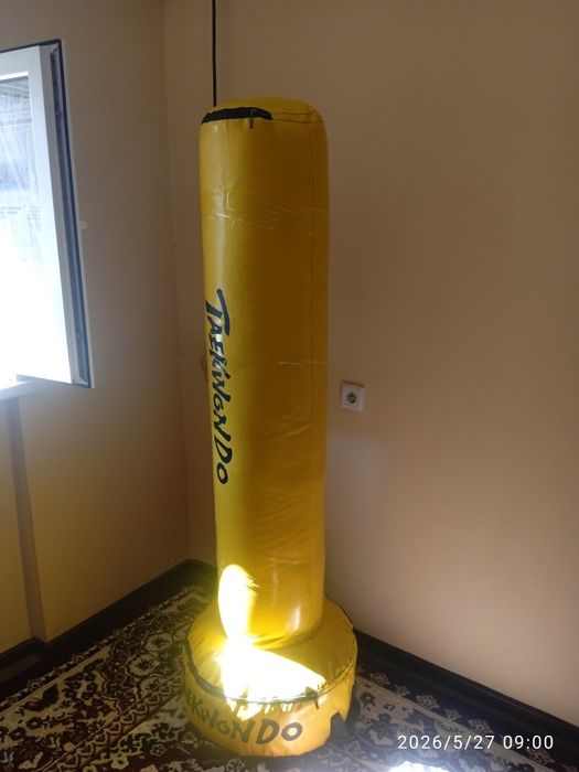 Polda turadigan Boks/Taekwondo mashq qopi.