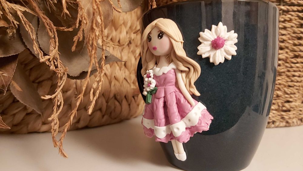 Cadou pentru sotie/iubita cana papusa fimo handmade blonda