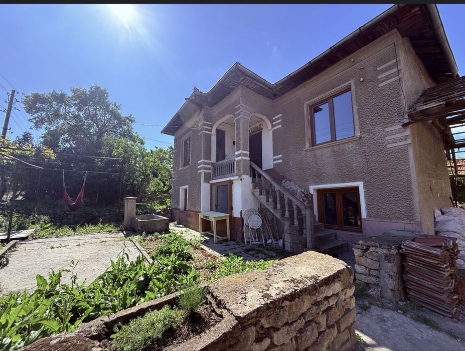 Къща с ремонтиран покрив