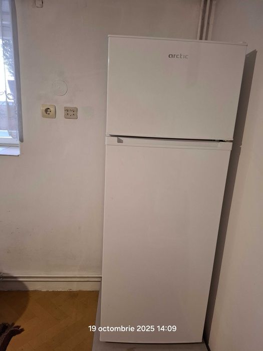 Vând frigider cu două uși Arctic