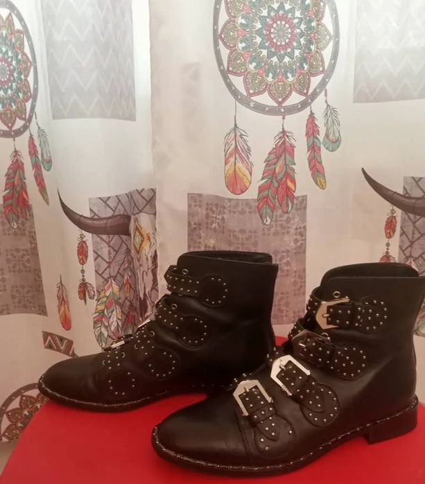 Продам женские ботинки