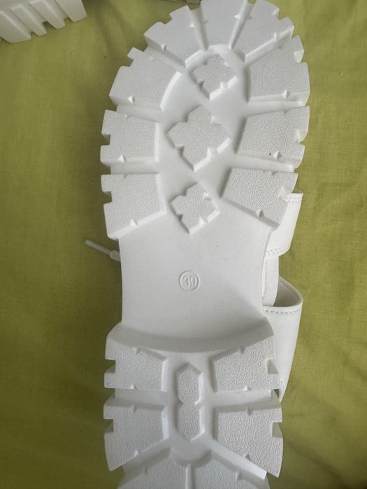 Сандали с връзки