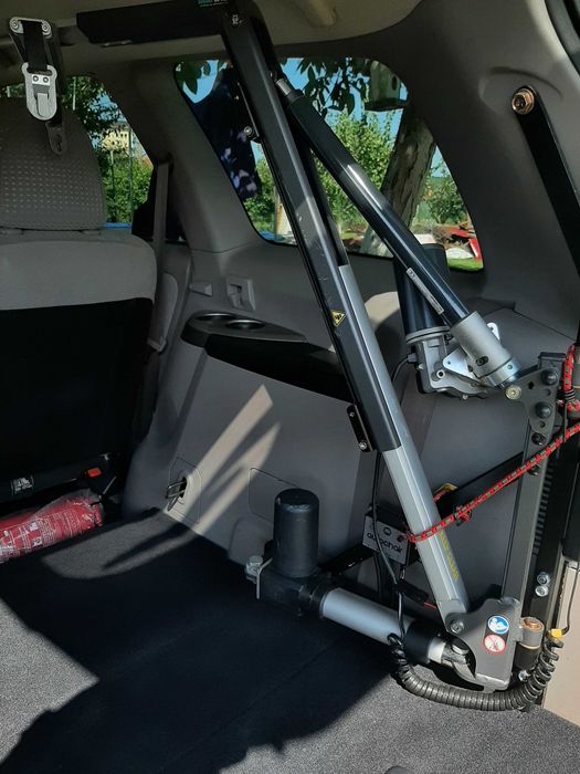 Специализиран автомобил за хора с намалена подвижност| Mitsubishi Grandis 2.4 бензин| ел. въртяща седалка BraunAbility Turny Low |подемник Autochair