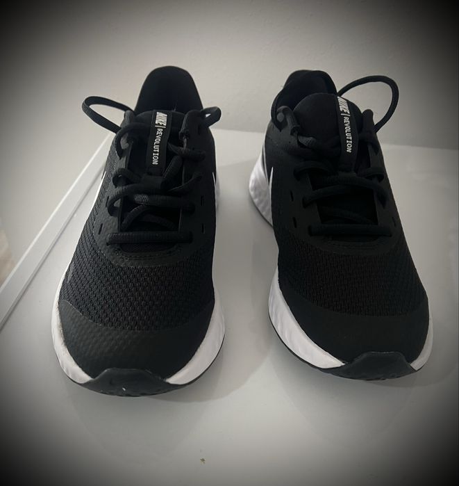 Adidasi NiKe Revolution