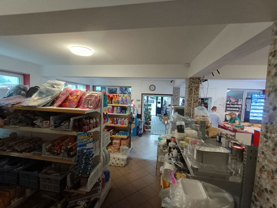 Casa, fostă moară,spatii de depozitare și magazin mixt.