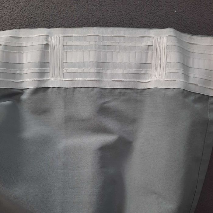 Draperii gri ca noi