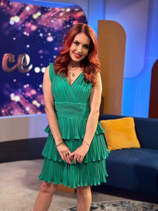 Ярко червена рокля