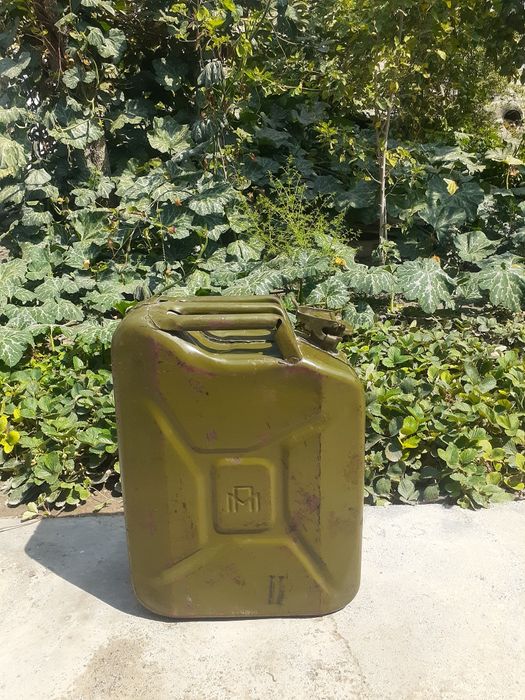 Продаётся железная канистра