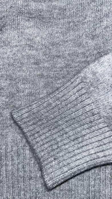 Серый теплый свитер