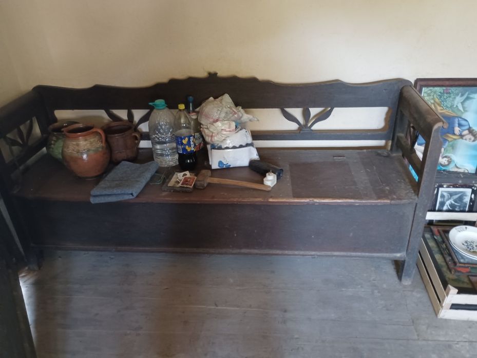 Scaune vechi și lada depozitare veche