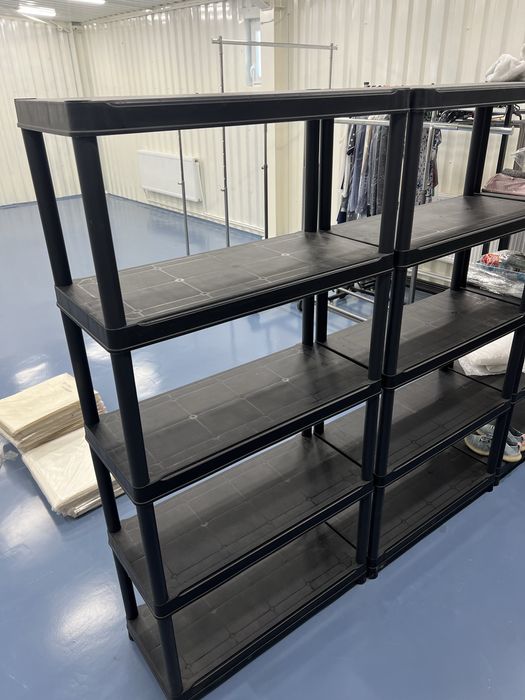 Rafturi negre din plastic