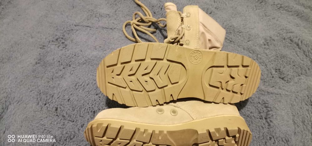 Vând bocanci militari