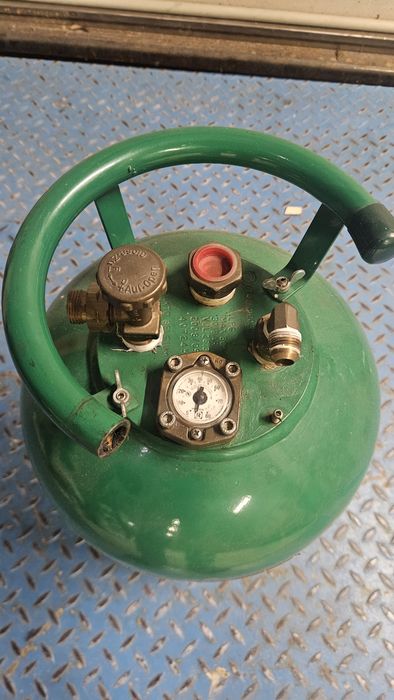 Газ бутилка със сонда за кемпар или каравана.