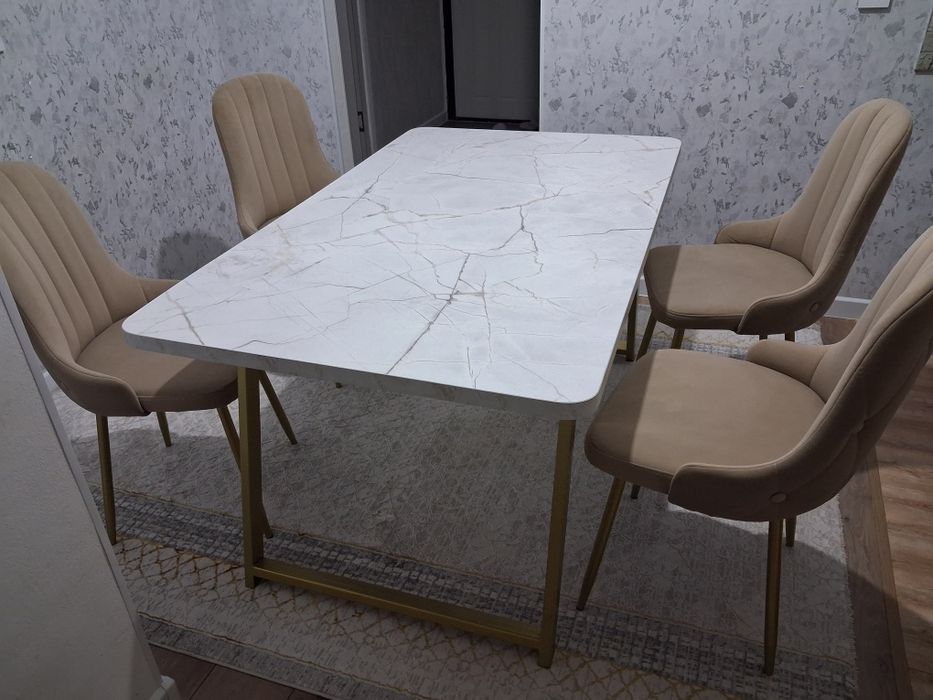 Кухонный стол и стулья