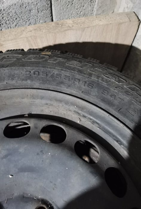 Vând 4 cauciucuri iarnă cu tot cu jante tabla