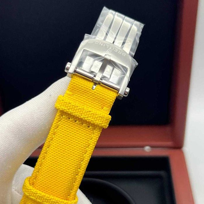 Breitling Avenger B01 Chronograph cu mecanism quartz