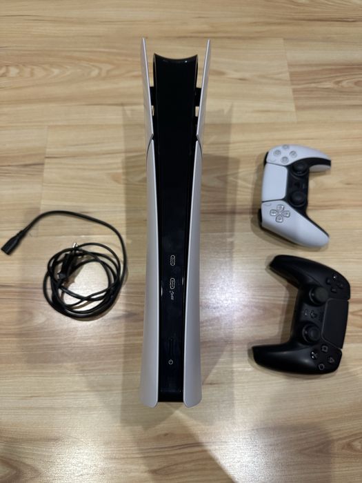 Playstation 5 + 2 джойстика и гаранция + кутия