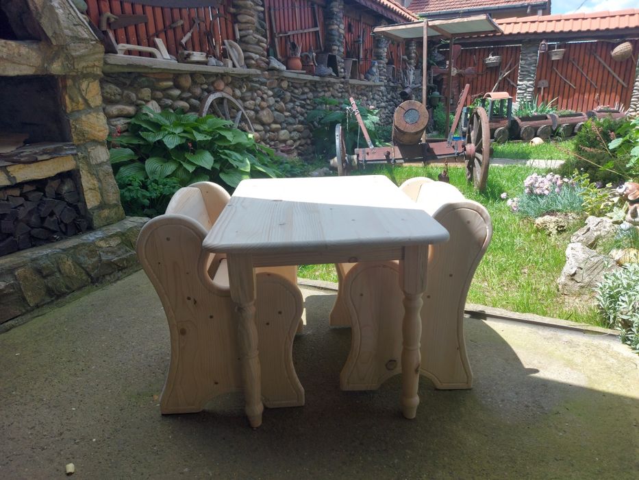 Детска маса със столче,етажерка