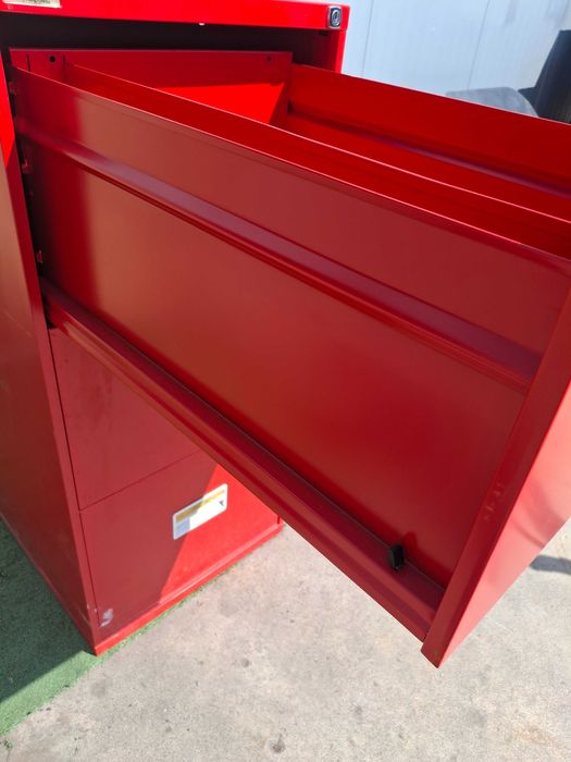 Метален шкаф за инструменти