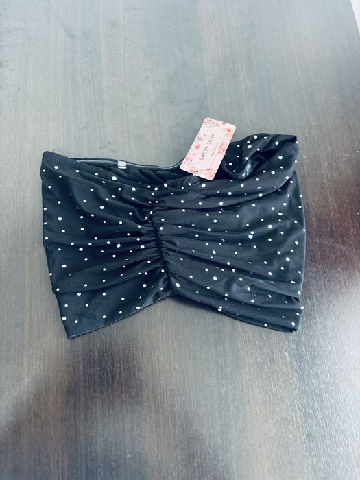 Top negru cu pietricele