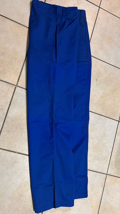 Haine de lucru noi la preț de second hand