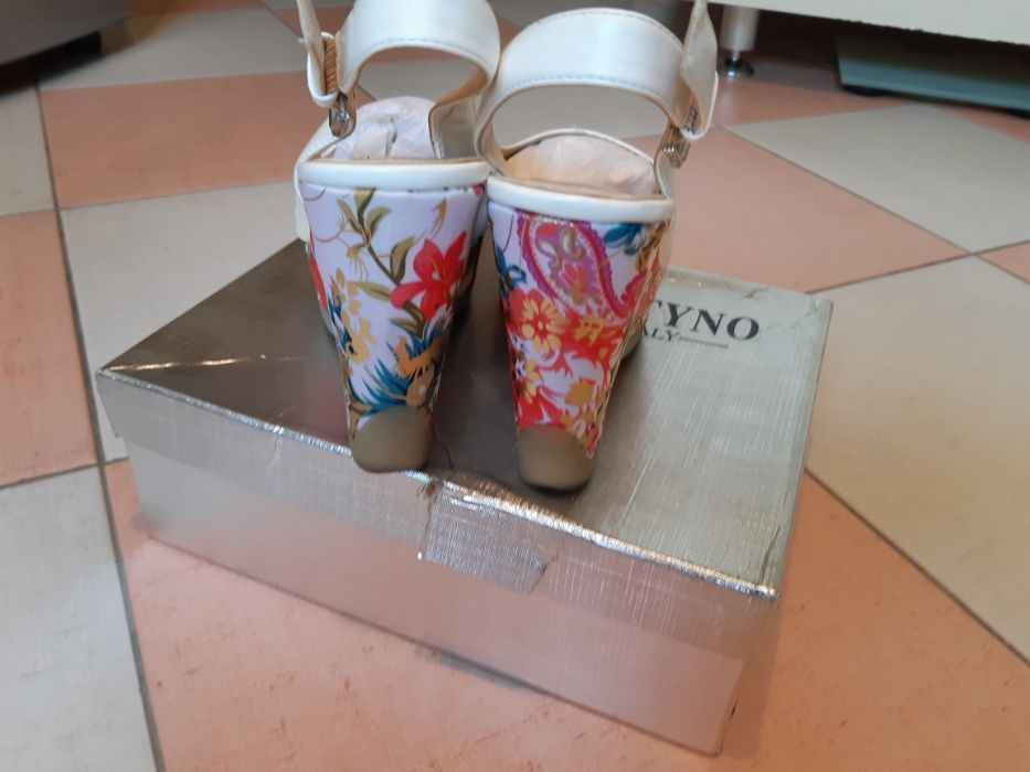 Женские босоножки