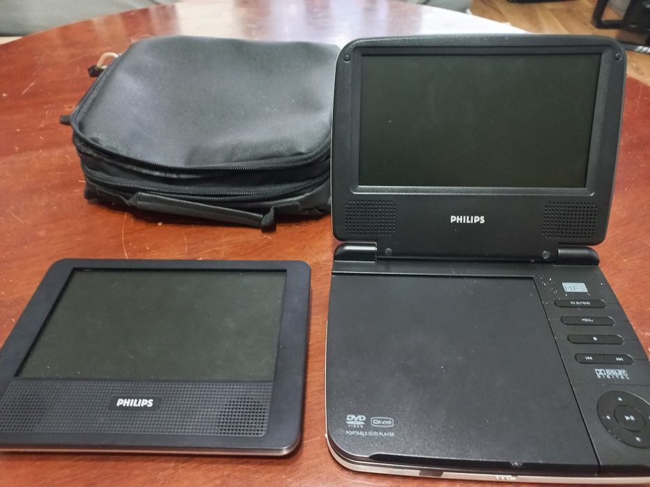 Dvd portabil Philips cu monitor si geanta