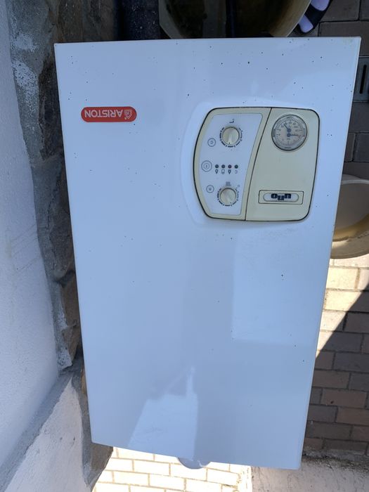 Vand centrala Ariston pentru piese sau reparatie
