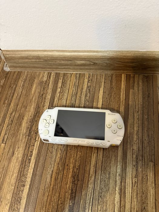 Psp 1000 alb 8gb sticare