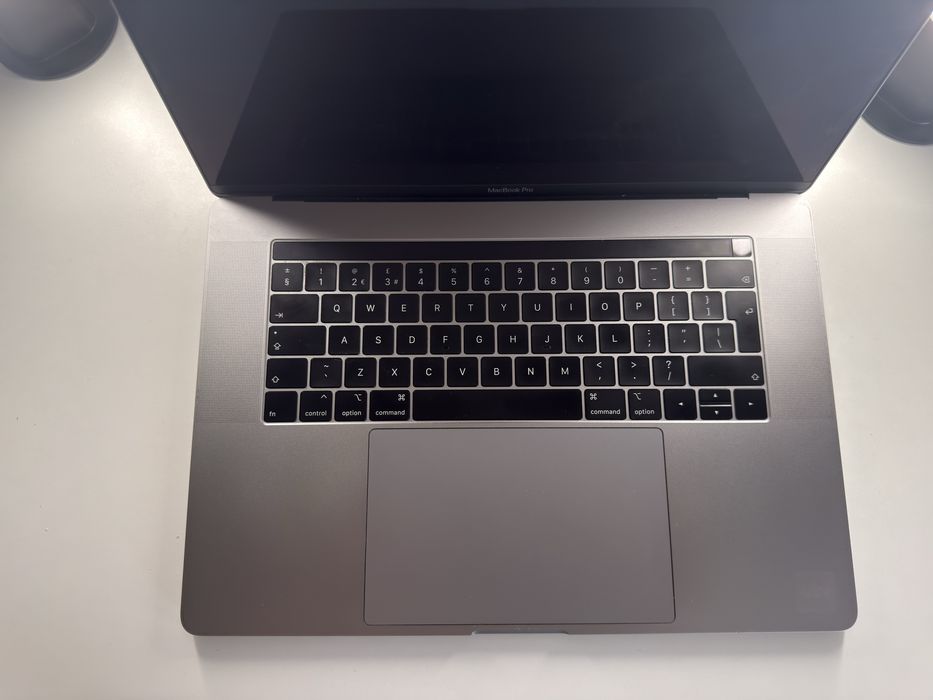 MacBook Pro 15-inch A1990 – aproape nou, folosit doar 100 ore, cu încărcător