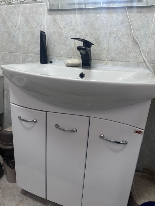 Раквина с тумбой с зеркло