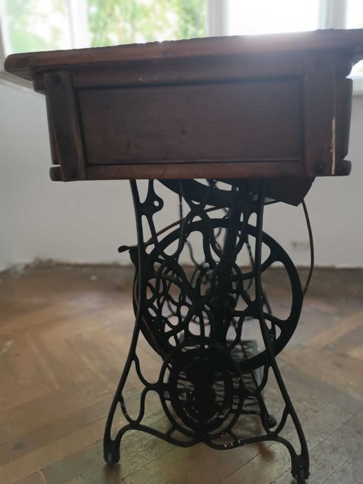 Mașină de cusut Singer veche cu pedală și mobilier original – cca. 1930