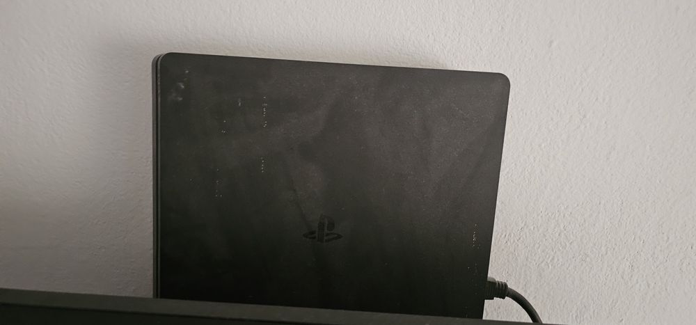 Плейстейшн 4 с джойстиками