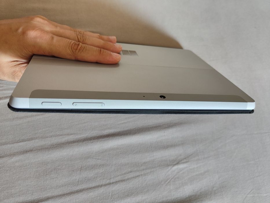 Microsoft surface go 2 8gb ram, 128gb, m3 8100y, model 1926