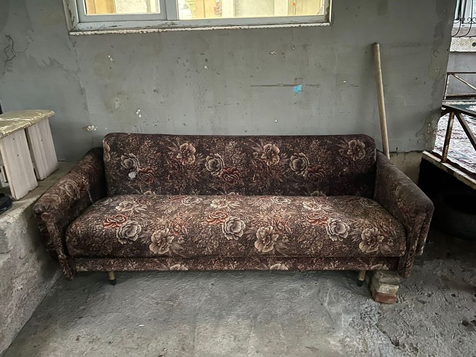 Диван в среднем состояние