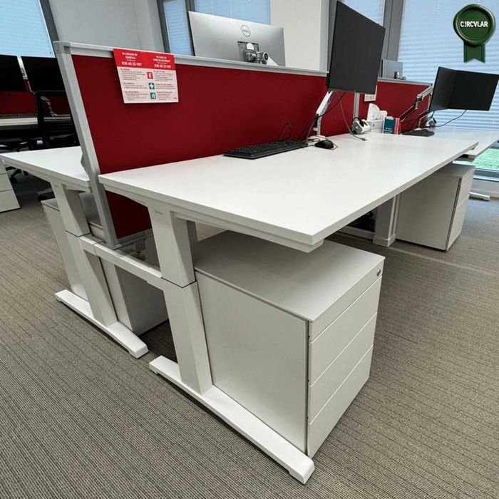 Birou Steelcase profesional cu panou despărțitor acustic, reglabil pe înălțime