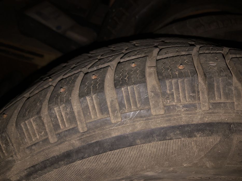 Продам резины 2-шт Michelin 235/65/17