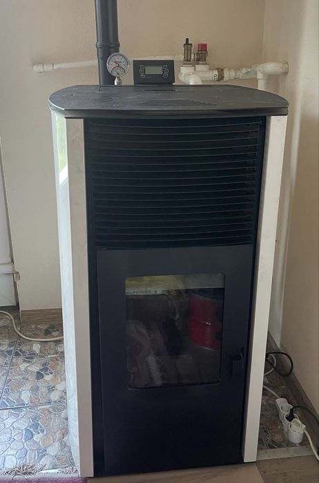 Termosemineu pe peleți Burnit Advant Novation Grey 25 kW – Stare impecabilă
