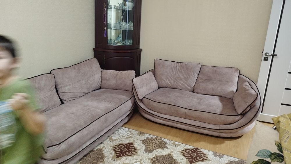 Divan jurnalniy stoliyam bor