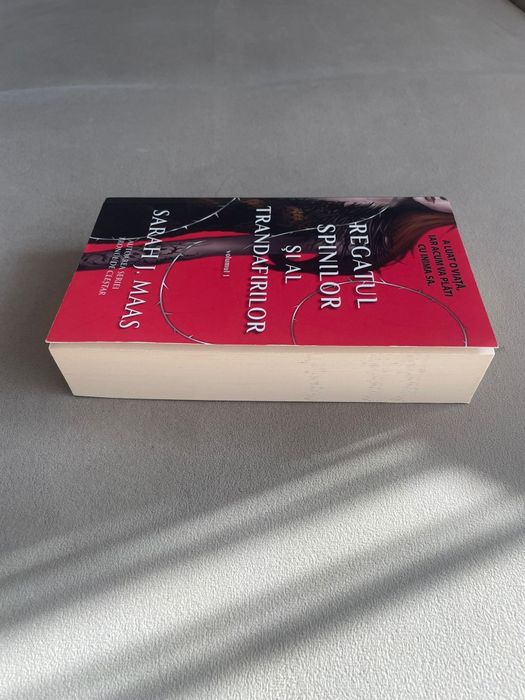 Regatul spinilor si al trandafirilor, paperback

Carte