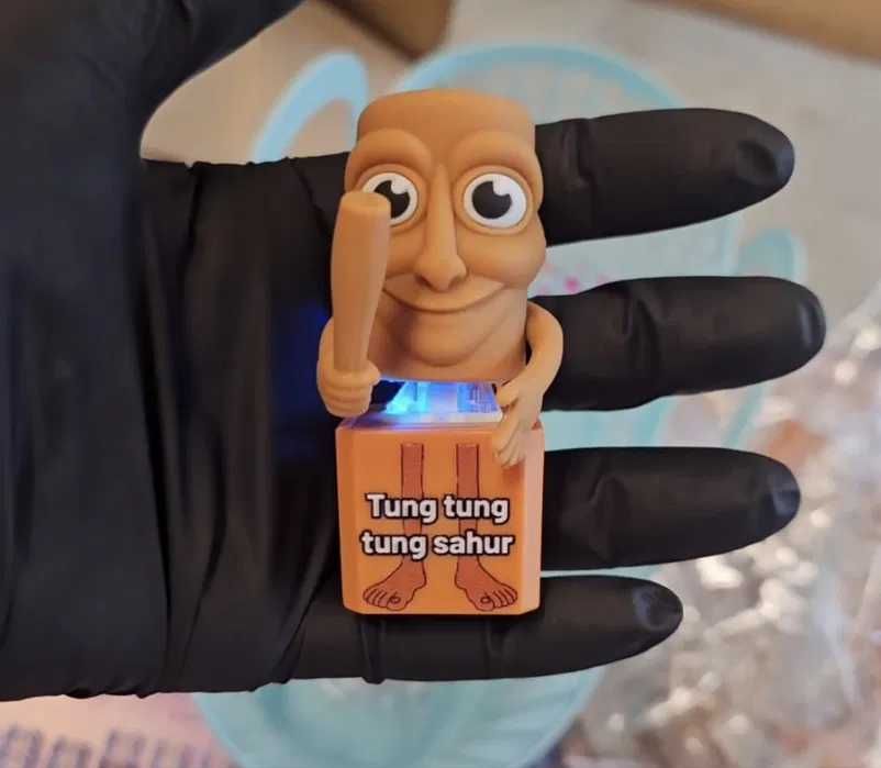 Светещ и Музикален ключодържател Italian Brainrot Tung Sahur Тунг Саху