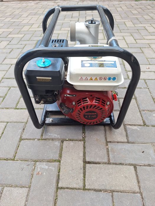 Vând pompă apă pe benzină honda