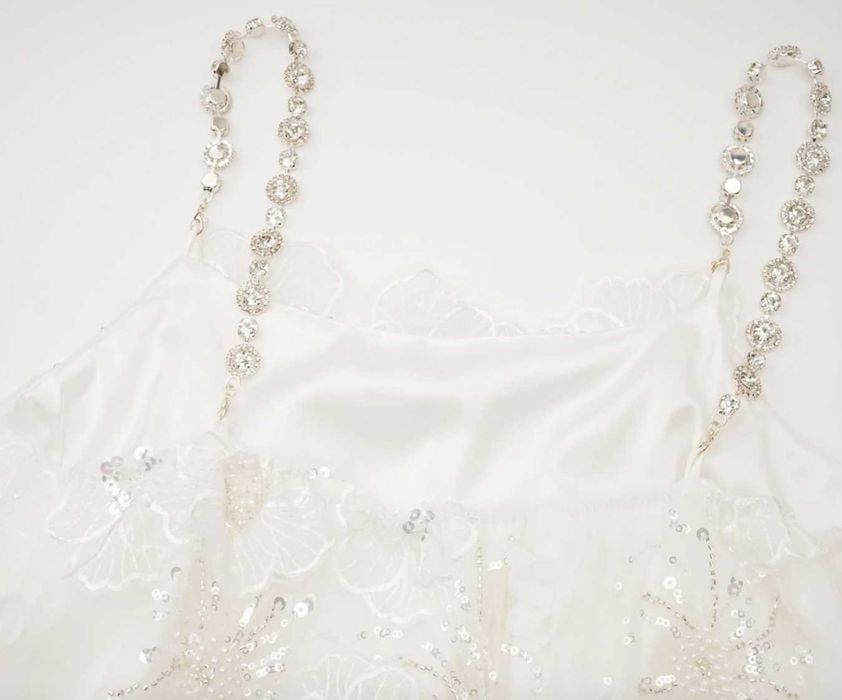 Miss Rosier къса бяла официална рокля с цветя и камъни