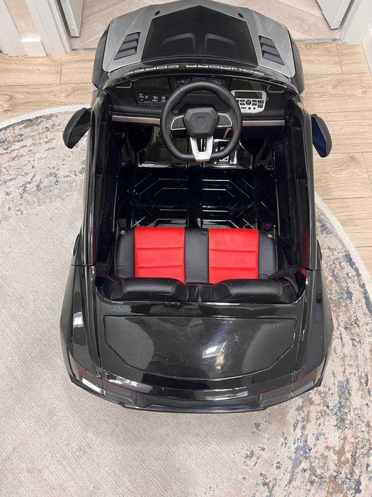 Продам детскую машину 2х моторную в отличном состоянии