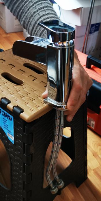 Продавам удобна метална батерия за баня и тоалетна..