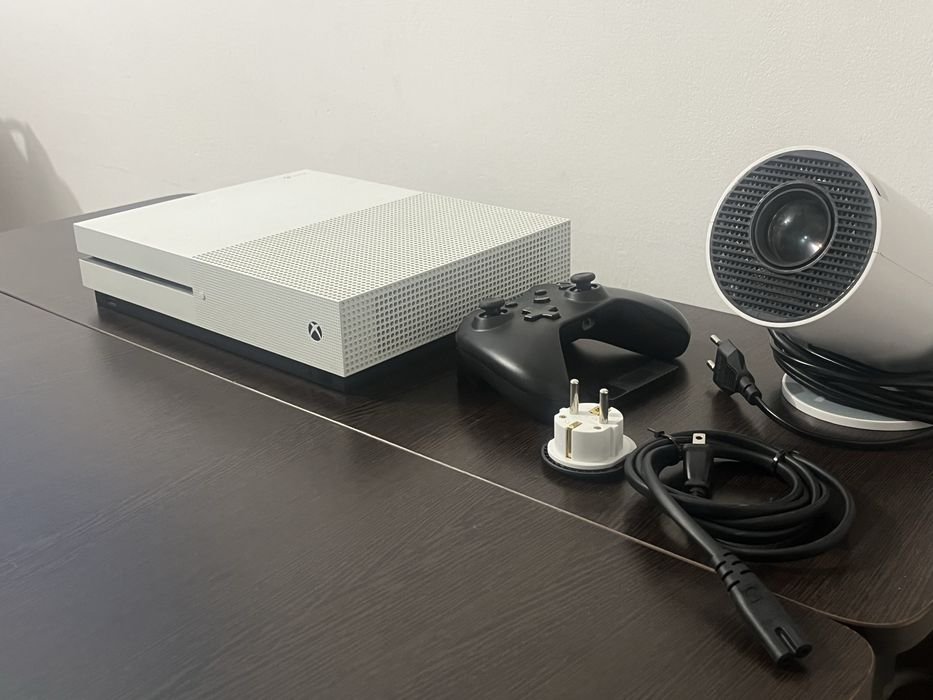 Xbox One S + джойстик + проектор