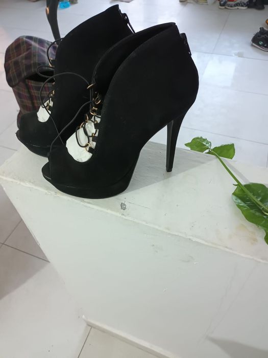 Pantofi. 200 lei