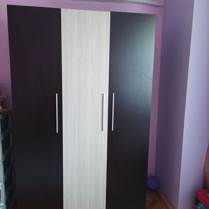 Трикрилен гардероб